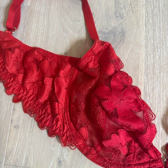 Victoria's Secret Very Sexy Low Cut Demi Lace Bra - 36C - Picture 2 of 4